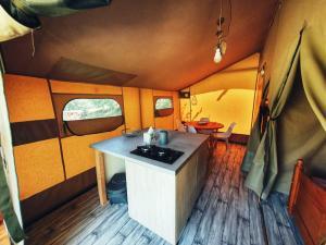 Camping des vignes的厨房或小厨房