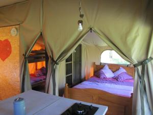 Ένα ή περισσότερα κρεβάτια σε δωμάτιο στο Camping des vignes