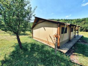 Camping des vignes外面的花园