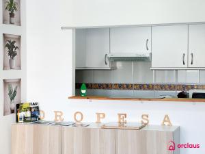 Kuchyň nebo kuchyňský kout v ubytování Lujoso apto a 30 metros de la playa