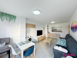 Kuchyň nebo kuchyňský kout v ubytování Lujoso apto a 30 metros de la playa