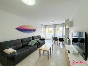 TV a/nebo společenská místnost v ubytování Lujoso apto a 30 metros de la playa