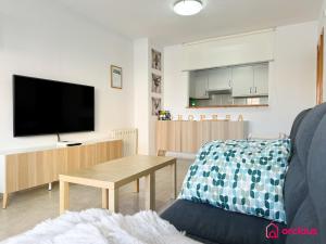 TV a/nebo společenská místnost v ubytování Lujoso apto a 30 metros de la playa
