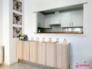 Kuchyň nebo kuchyňský kout v ubytování Lujoso apto a 30 metros de la playa
