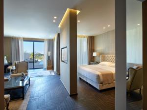 A bed or beds in a room at Pelagos Suites Hotel & Spa Még 37 kép