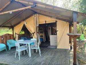 Camping des vignes的庭院或其他户外区域