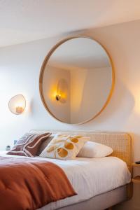 Ένα ή περισσότερα κρεβάτια σε δωμάτιο στο Hotel Bhoma Troyes