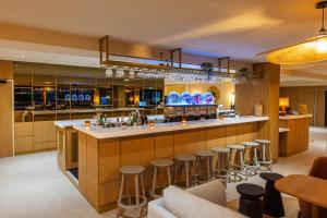 Ο χώρος του lounge ή του μπαρ στο Hotel Bhoma Troyes