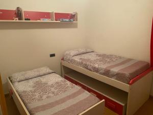 a small room with two bunk beds in it at Apartamento los rosales in Letur