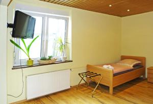 Camera con letto, TV e finestra. di Messe-Zimmer TuS-Treff a Dusseldorf