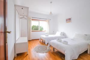Ένα ή περισσότερα κρεβάτια σε δωμάτιο στο Private Gardened House - 5min from the beach