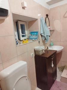 モスタルにあるCasa miaのトイレと洗面台付きのバスルーム