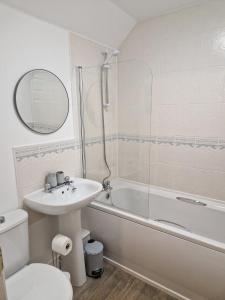 een badkamer met een wastafel, een bad en een toilet bij Hereford - Mayflower Coach House, Modern 2 Bedroom Property With Parking, Located South Of Hereford City, Suitable For Small Family, Couple Or Contractors - Sleeps Up To 5 Guests - Hosted by RENTMYHOUSE in Hereford