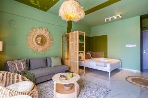 salon z kanapą i łóżkiem w obiekcie Sunstone - Cozy Studio W Terrace in Larnaca w Larnace