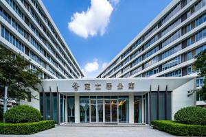an external view of a building at Dingshiju Apartment Hotel, National Exhibition and Convention Center, Hongqiao Station, Shanghai in Shanghai