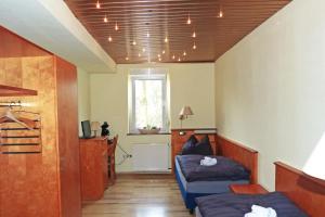 una camera da letto con due letti e una finestra di Messe-Zimmer TuS-Treff a Dusseldorf
