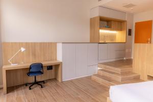 a bedroom with a desk and a bed and a chair at E7 - Estudio La Orotava in La Orotava