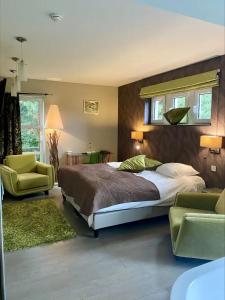Postel nebo postele na pokoji v ubytování Hotel L'Ami du Chambertin
