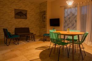 - une salle à manger avec une table, des chaises et un ordinateur portable dans l'établissement Shavanna Hotel Boutique, à Puerto Escondido