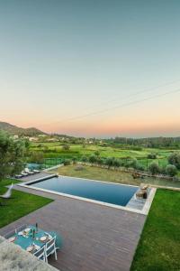 una piscina con vista al mar en Portugal Active Montaria Lodge, en Montaria