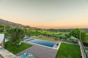 una vista aérea de un patio trasero con piscina en Portugal Active Montaria Lodge, en Montaria