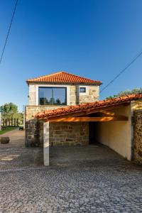 Un edificio de ladrillo con una ventana encima. en Portugal Active Montaria Lodge, en Montaria 28 fotos más