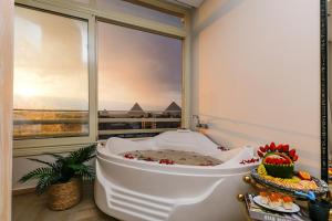 Ліжко або ліжка в номері Rixoss Tower Pyramids View