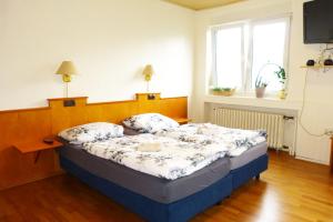 een slaapkamer met een bed in een kamer met een raam bij Messe-Zimmer TuS-Treff in Düsseldorf
