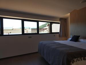A bed or beds in a room at Hotel Olot Centre