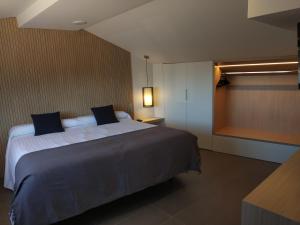 A bed or beds in a room at Hotel Olot Centre