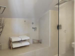 A bathroom at Hotel Olot Centre