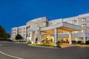 an empty parking lot in front of a hotel at Courtyard Mt. Holly Westampton in Westampton Township