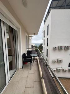 a balcony with a table and chairs on a building at Apartmani Bar Zeleni Pojas in Bar