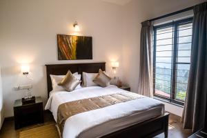 Un pat sau paturi într-o cameră la Dvara Luxury Resort Kodaikanal