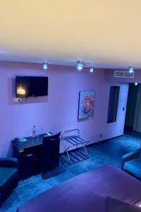 TV a/nebo společenská místnost v ubytování Hotel L'Ami du Chambertin