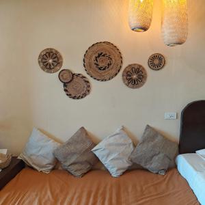 Postel nebo postele na pokoji v ubytování Bamboo Beachfront Koh Larn Island