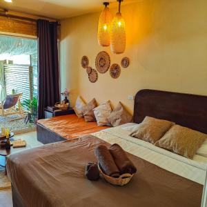Postel nebo postele na pokoji v ubytování Bamboo Beachfront Koh Larn Island