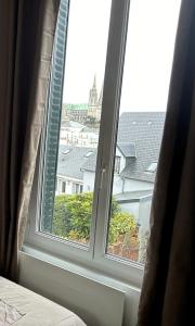 una ventana con vista a una ciudad en Studio 1 Chartres gare et Colisée a 100m, en Chartres