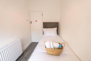 Postel nebo postele na pokoji v ubytování Room in Anfield