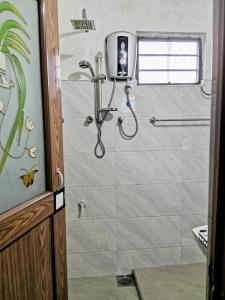een douchecabine in een badkamer met een douche bij Mango Shade Weligama in Weligama