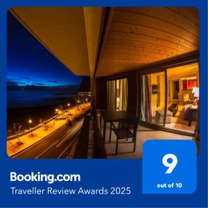 Una vista desde el balcón de un hotel por la noche. en Balcón del Puerto, Ático-Solarium, en Tazacorte