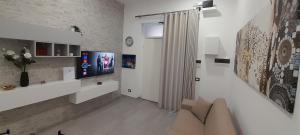 Μια τηλεόραση ή/και κέντρο ψυχαγωγίας στο Caronda House 2