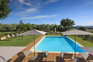 a swimming pool with umbrellas and chairs and a pool at AD MY HOME in Cortona