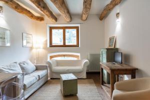 un soggiorno con un divano e un tavolo di Torretta della Pescalina - Pescate - Lecco a Pescate