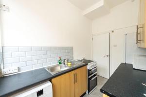 Kuchyň nebo kuchyňský kout v ubytování Room in Anfield