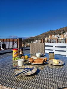 a table with food on top of a balcony at Apartamento Altair-Éter in Soportújar