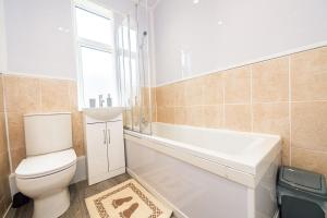 Koupelna v ubytování Room in Anfield