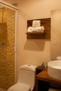 bagno con servizi igienici e lavandino di Shavanna Hotel Boutique a Puerto Escondido