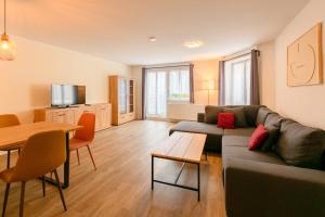 ein Wohnzimmer mit Couch und Tisch in der Unterkunft FeWo der 'Villa Ephraim' - James-von-Moltke-Str. in Görlitz
