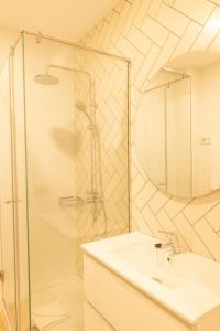 a bathroom with a sink and a shower at E7 - Estudio La Orotava in La Orotava +9 photos